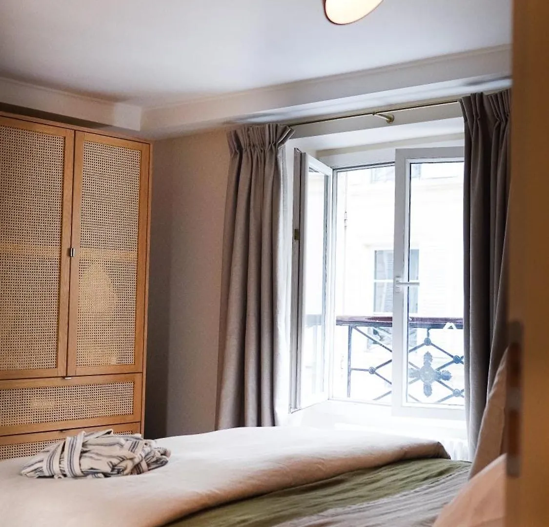 Elegance And Parisian Charm Tuileries Apartment