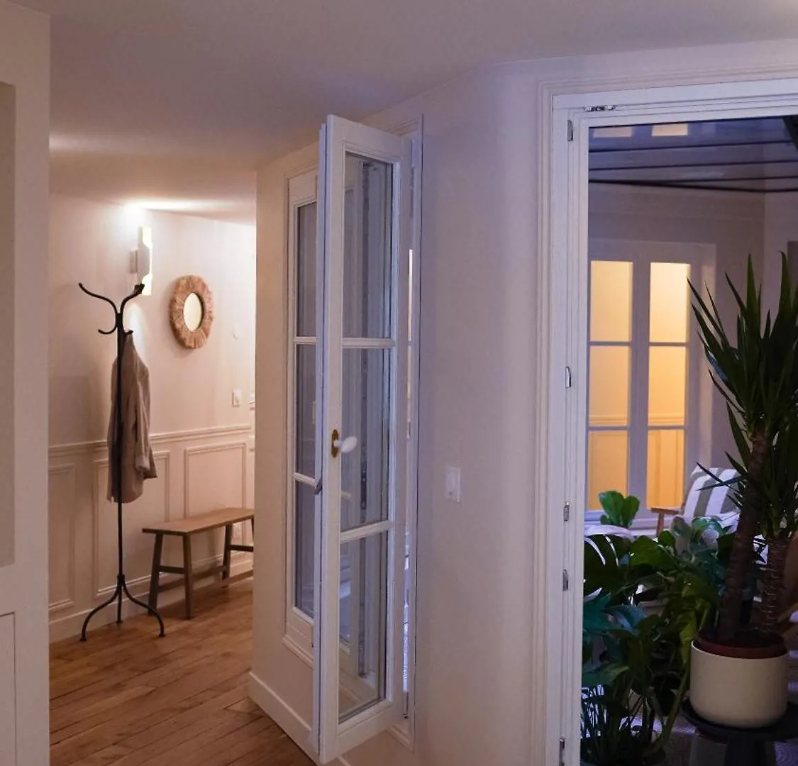 Elegance And Parisian Charm Tuileries Apartment