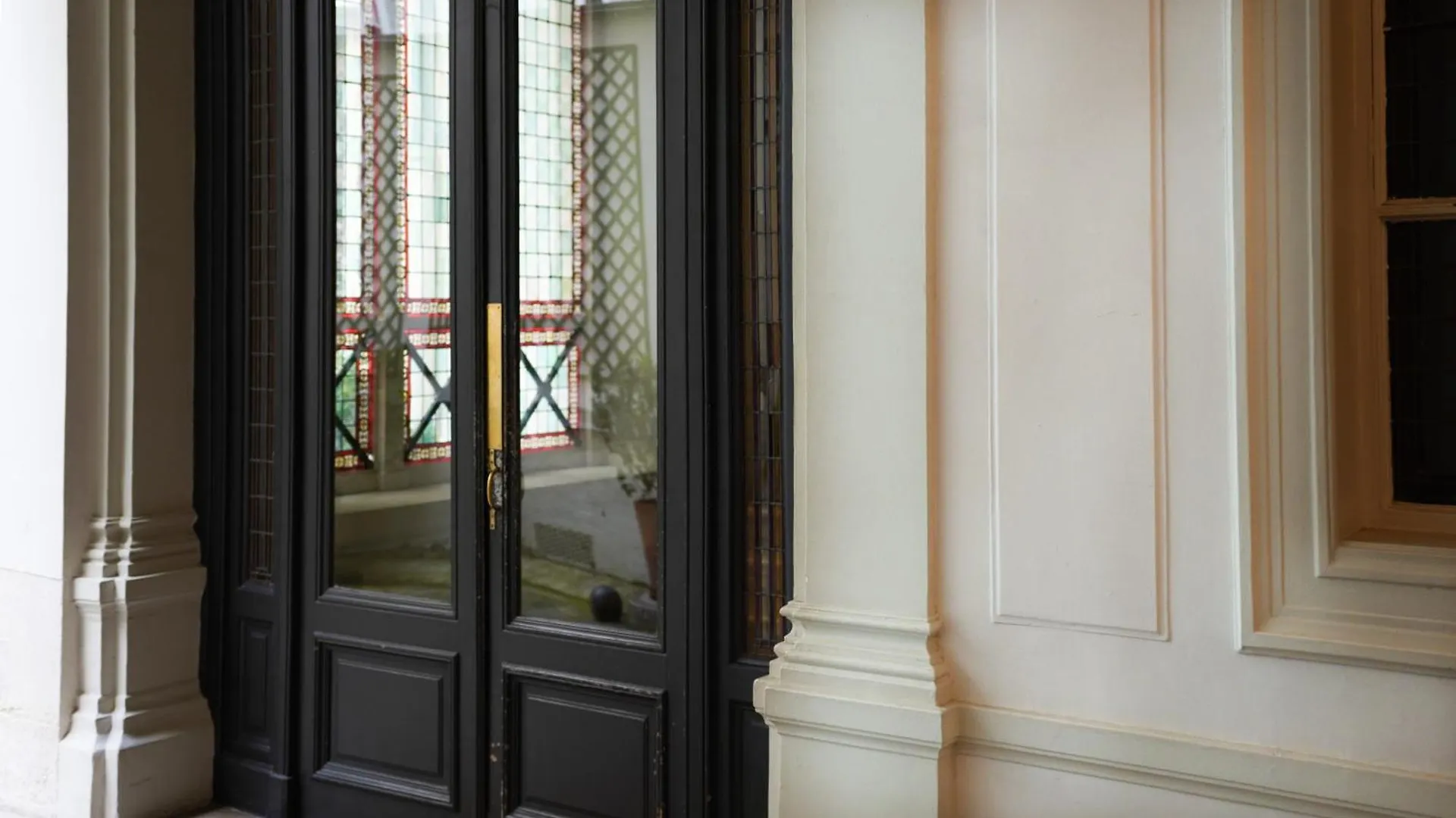 Elegance And Parisian Charm Tuileries Apartment